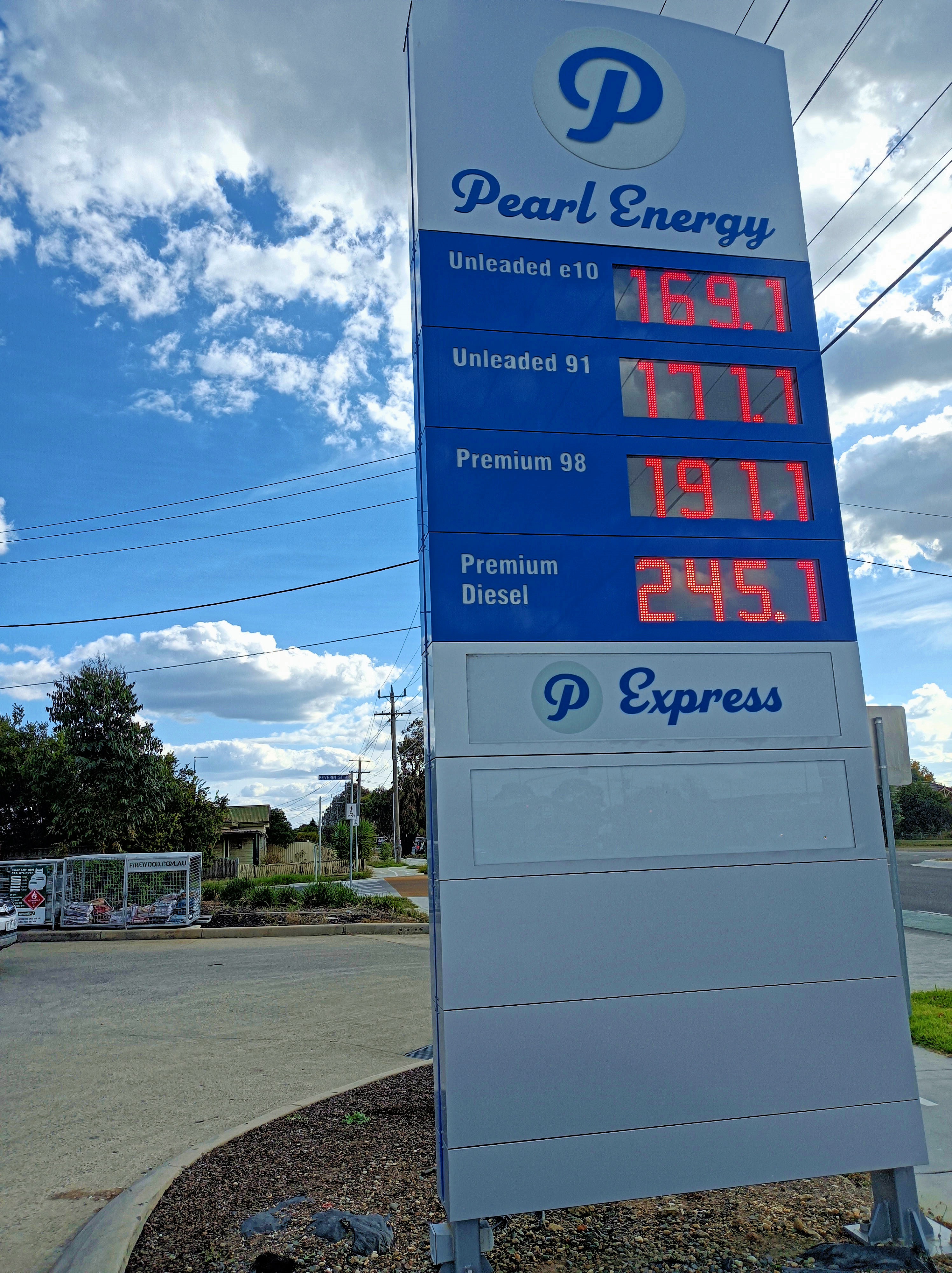 https://lemis.nyc3.digitaloceanspaces.com/grog/Photos/20260429/big/Petrol-prices-10.jpeg
