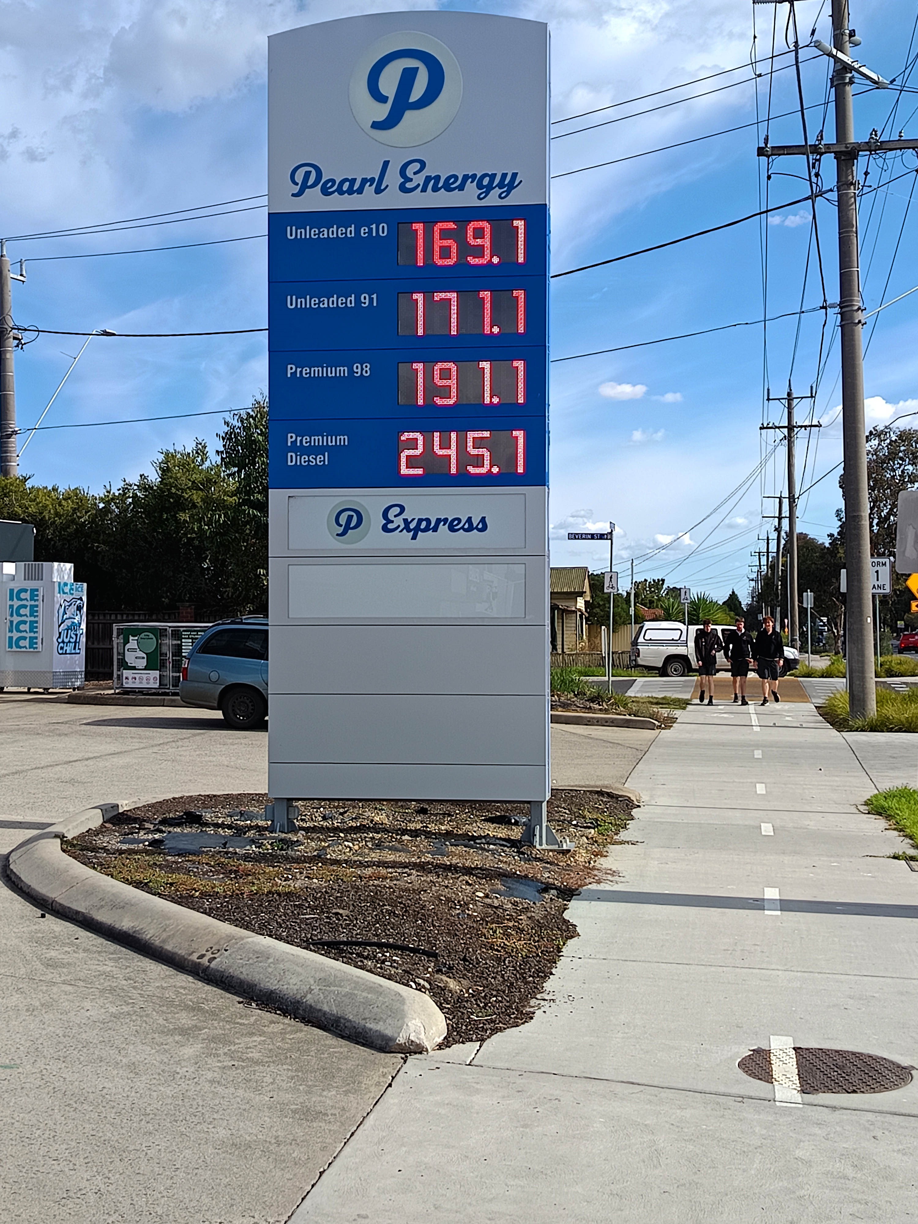 https://lemis.nyc3.digitaloceanspaces.com/grog/Photos/20260429/big/Petrol-prices-3.jpeg