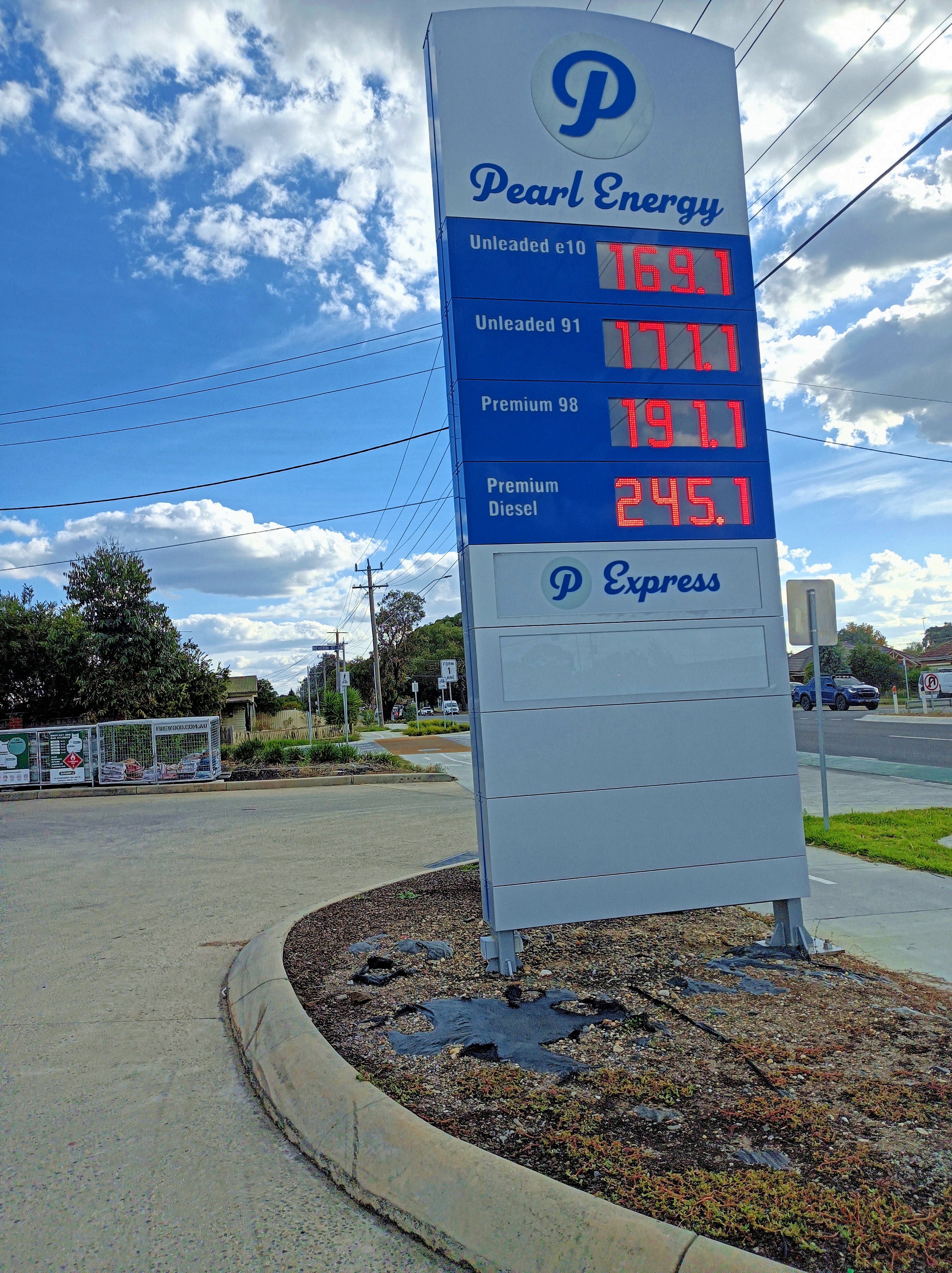 https://lemis.nyc3.digitaloceanspaces.com/grog/Photos/20260429/big/Petrol-prices-6.jpeg