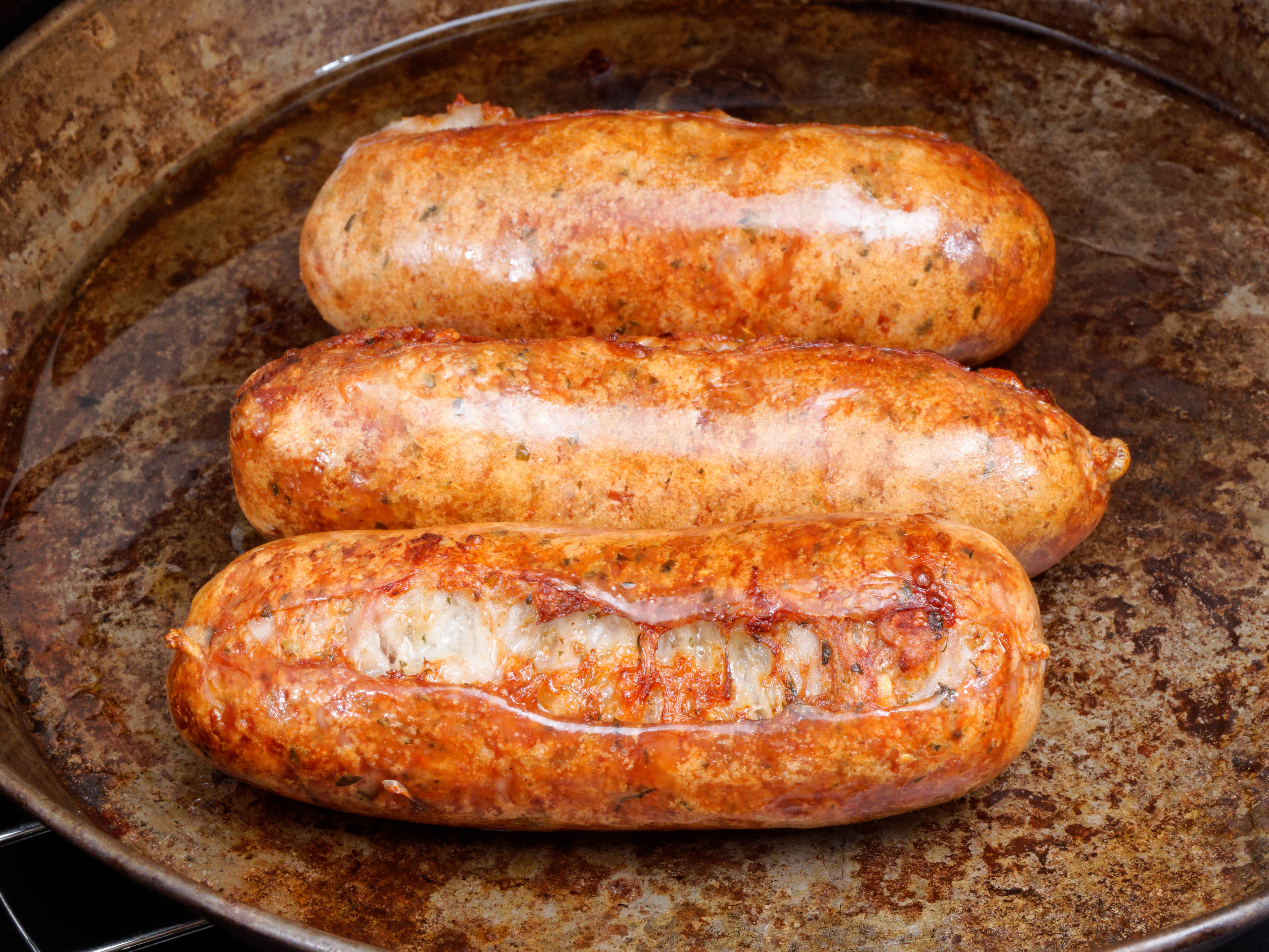 https://lemis.nyc3.digitaloceanspaces.com/grog/Photos/20260507/big/Grilling-sausages-4.jpeg