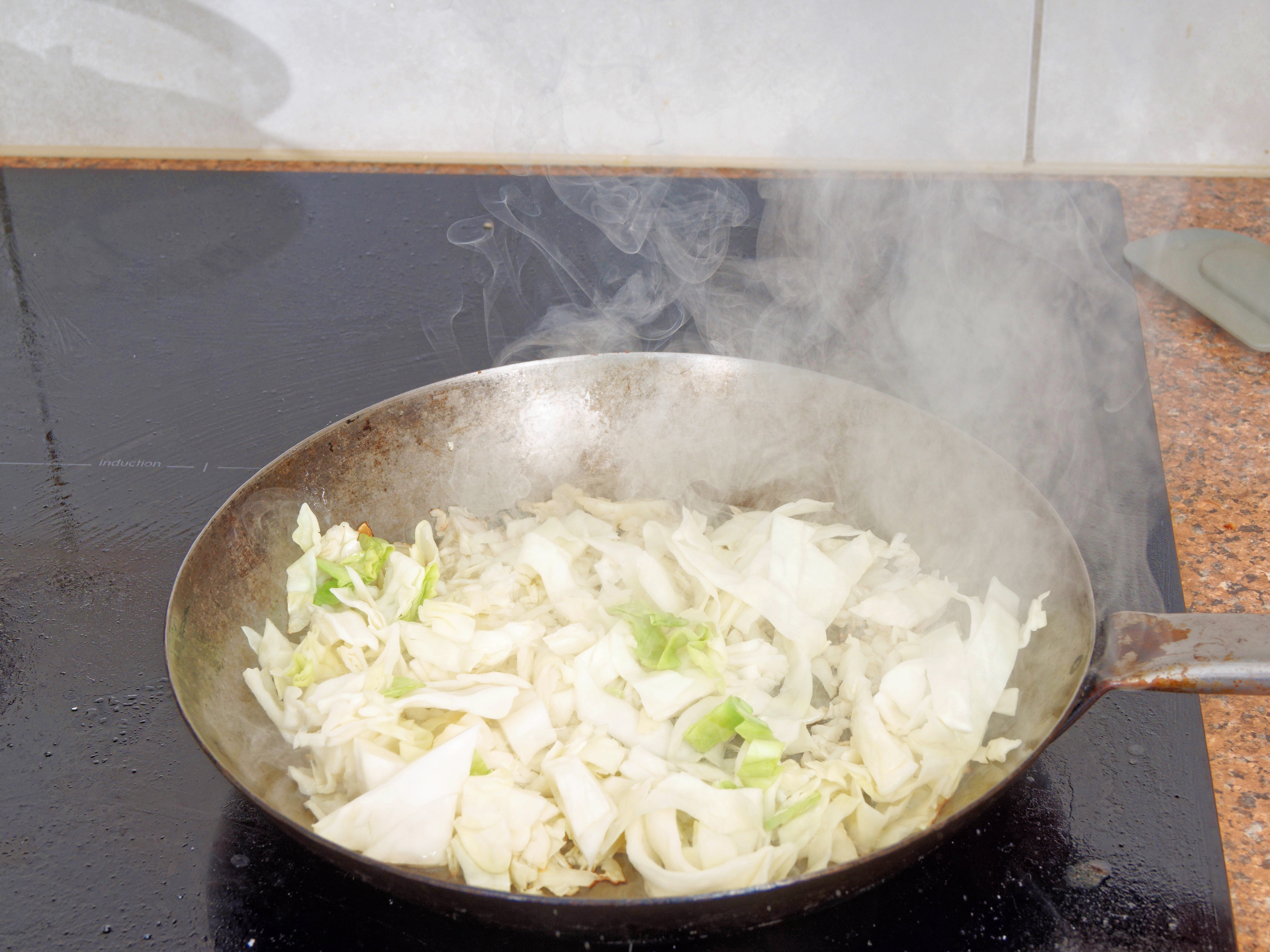 https://lemis.nyc3.digitaloceanspaces.com/grog/Photos/20260602/big/Cabbage-noodles-3.jpeg