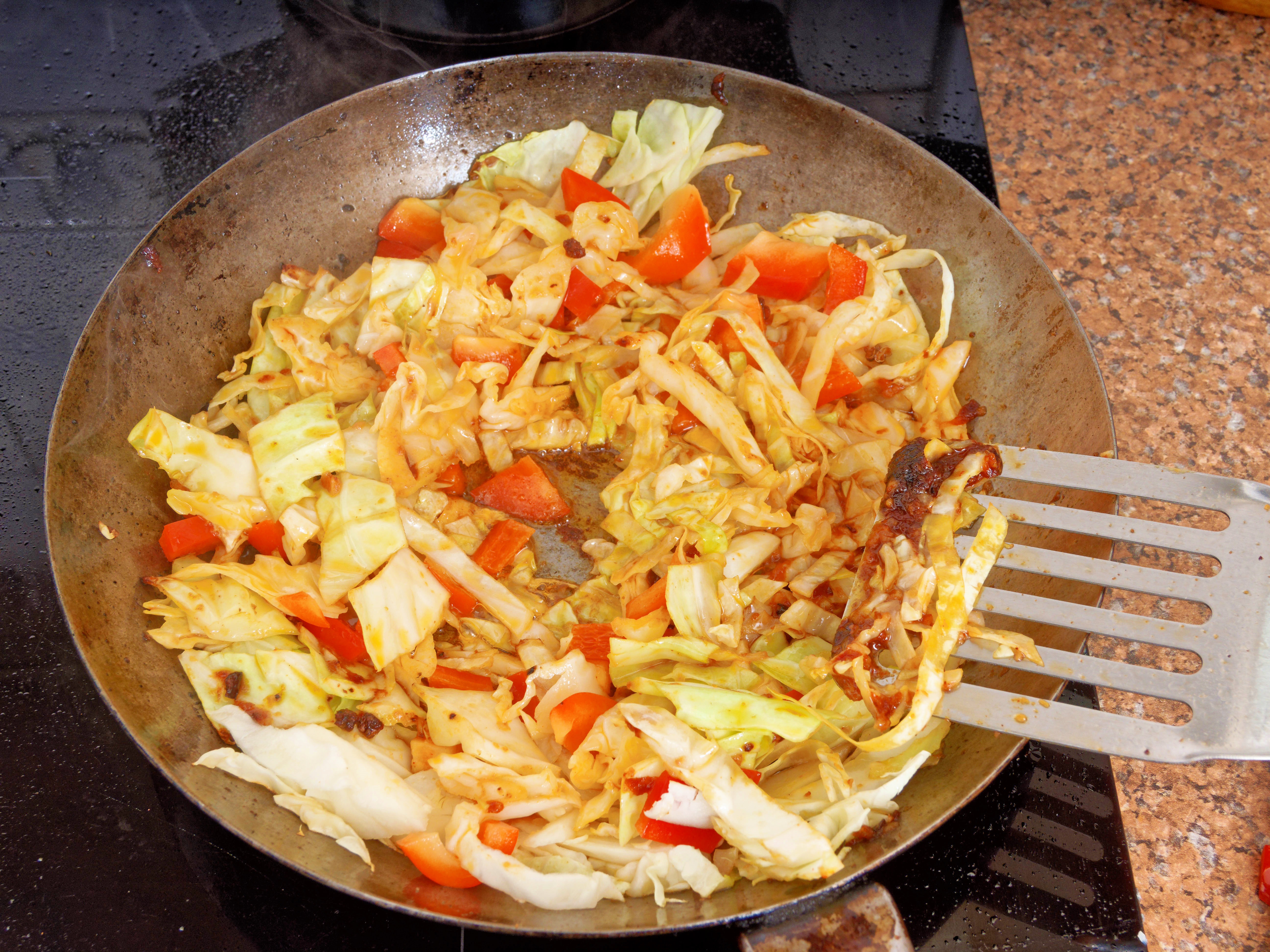 https://lemis.nyc3.digitaloceanspaces.com/grog/Photos/20260808/big/Cabbage-and-capsicum-1.jpeg