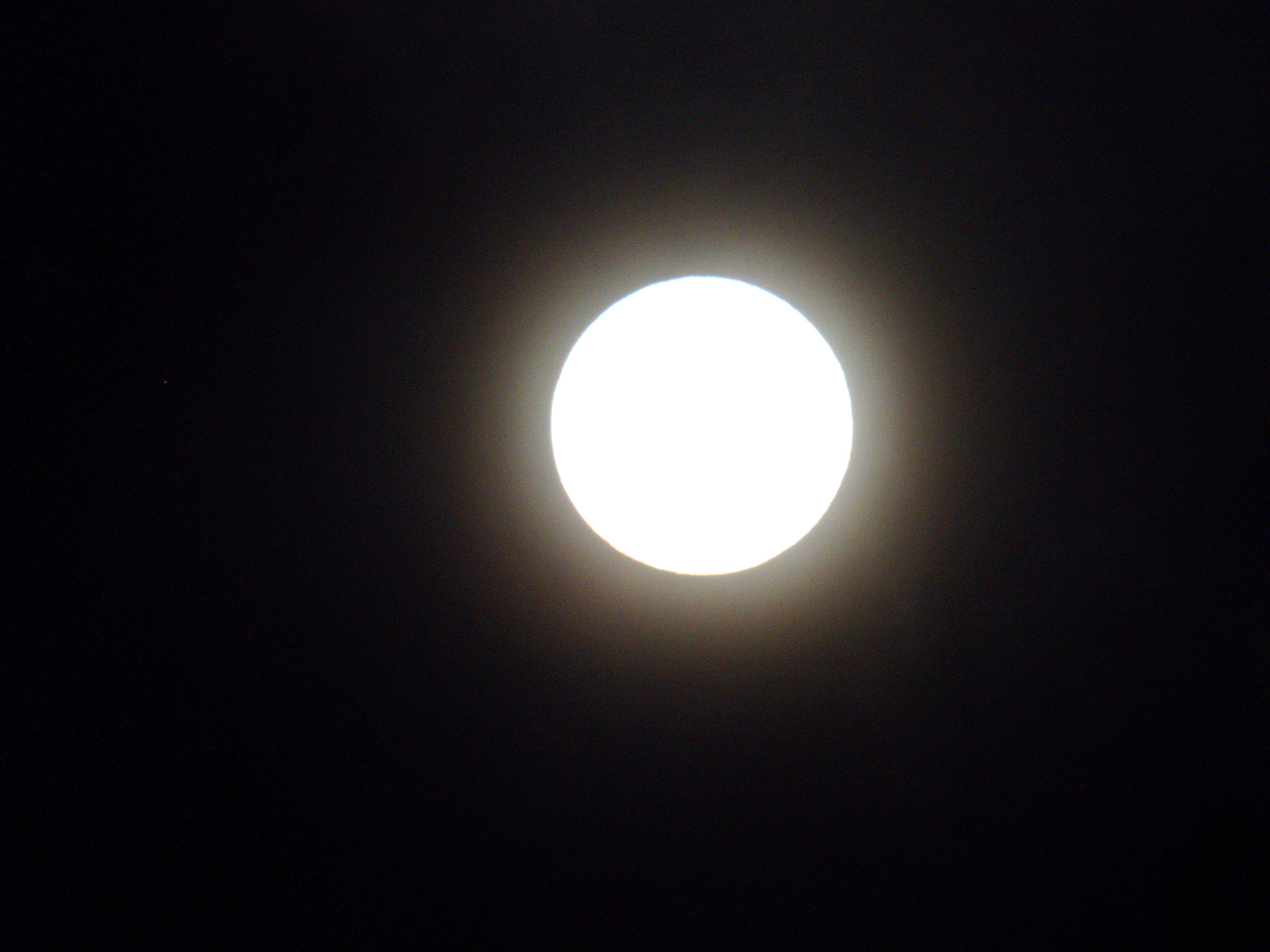 https://lemis.nyc3.digitaloceanspaces.com/grog/Photos/20260828/big/Moon-1.jpeg