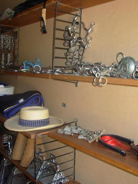 https://lemis.nyc3.digitaloceanspaces.com/yvonne/Photos/20090329/small/Chris-tack-room-3.jpeg