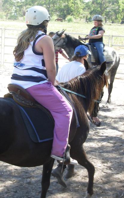 https://lemis.nyc3.digitaloceanspaces.com/yvonne/Photos/20090329/small/riding-Flamenca-10.jpeg