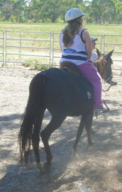 https://lemis.nyc3.digitaloceanspaces.com/yvonne/Photos/20090329/small/riding-Flamenca-30.jpeg