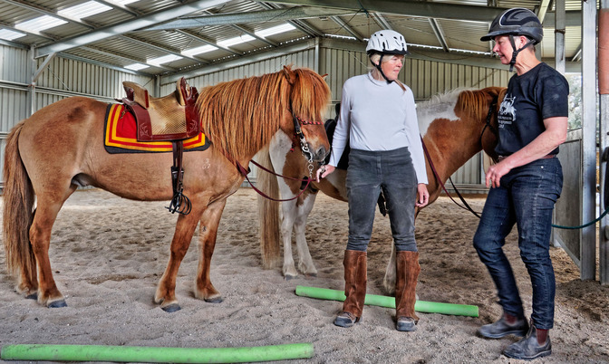 https://lemis.nyc3.digitaloceanspaces.com/yvonne/Photos/20181109/small/switching-horses.jpeg