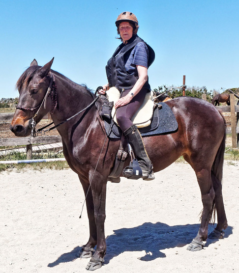 https://lemis.nyc3.digitaloceanspaces.com/yvonne/Photos/20181116/small/Yvonne-rides-Carlotta-5.jpeg
