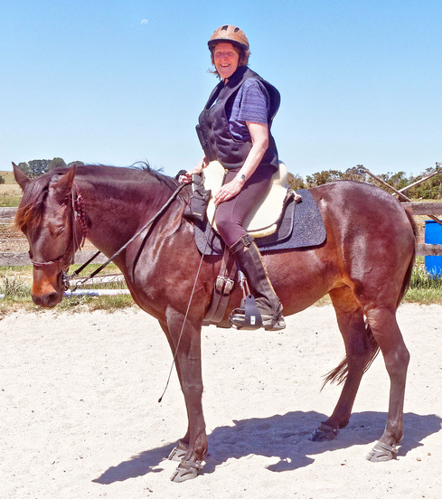 https://lemis.nyc3.digitaloceanspaces.com/yvonne/Photos/20181116/small/Yvonne-rides-Carlotta-8.jpeg