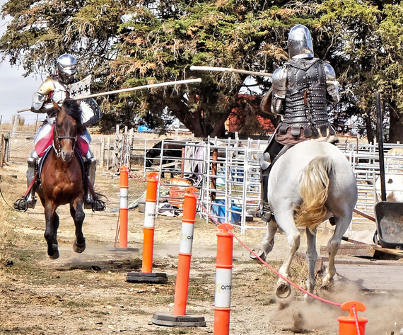 https://lemis.nyc3.digitaloceanspaces.com/yvonne/Photos/20190315/small/jousting-15.jpeg