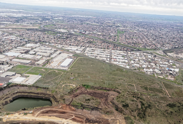 https://lemis.nyc3.digitaloceanspaces.com/yvonne/Photos/20190831/small/Landing-Melbourne-airport-1.jpeg