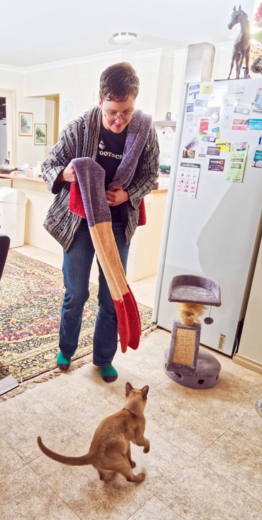 https://lemis.nyc3.digitaloceanspaces.com/yvonne/Photos/20230711/small/Yana-plays-with-Bruno-3.jpeg
