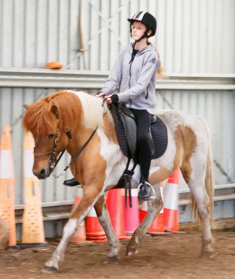https://lemis.nyc3.digitaloceanspaces.com/yvonne/Photos/20241130/small/Kahlan-rides-Sparky-27.jpeg