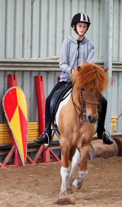 https://lemis.nyc3.digitaloceanspaces.com/yvonne/Photos/20241130/small/Kahlan-rides-Sparky-30.jpeg