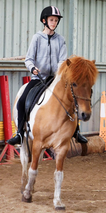 https://lemis.nyc3.digitaloceanspaces.com/yvonne/Photos/20241130/small/Kahlan-rides-Sparky-31.jpeg