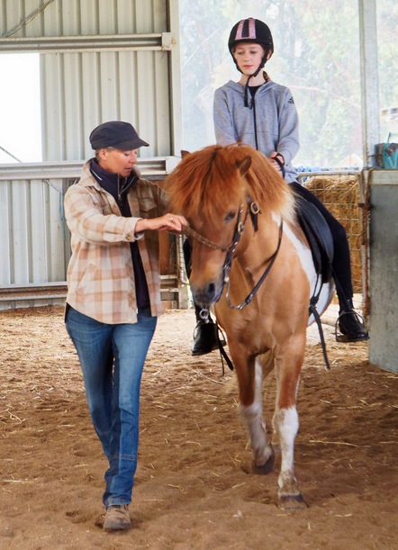 https://lemis.nyc3.digitaloceanspaces.com/yvonne/Photos/20241130/small/Kahlan-rides-Sparky-36.jpeg
