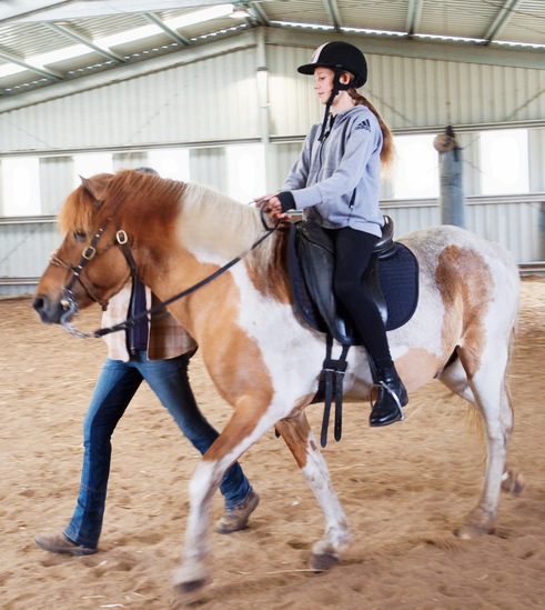 https://lemis.nyc3.digitaloceanspaces.com/yvonne/Photos/20241130/small/Kahlan-rides-Sparky-39.jpeg