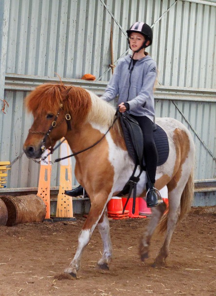 https://lemis.nyc3.digitaloceanspaces.com/yvonne/Photos/20241130/small/Kahlan-rides-Sparky-61.jpeg