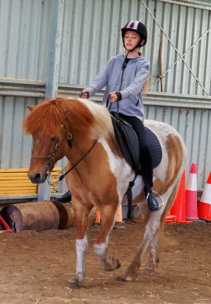 https://lemis.nyc3.digitaloceanspaces.com/yvonne/Photos/20241130/small/Kahlan-rides-Sparky-63.jpeg